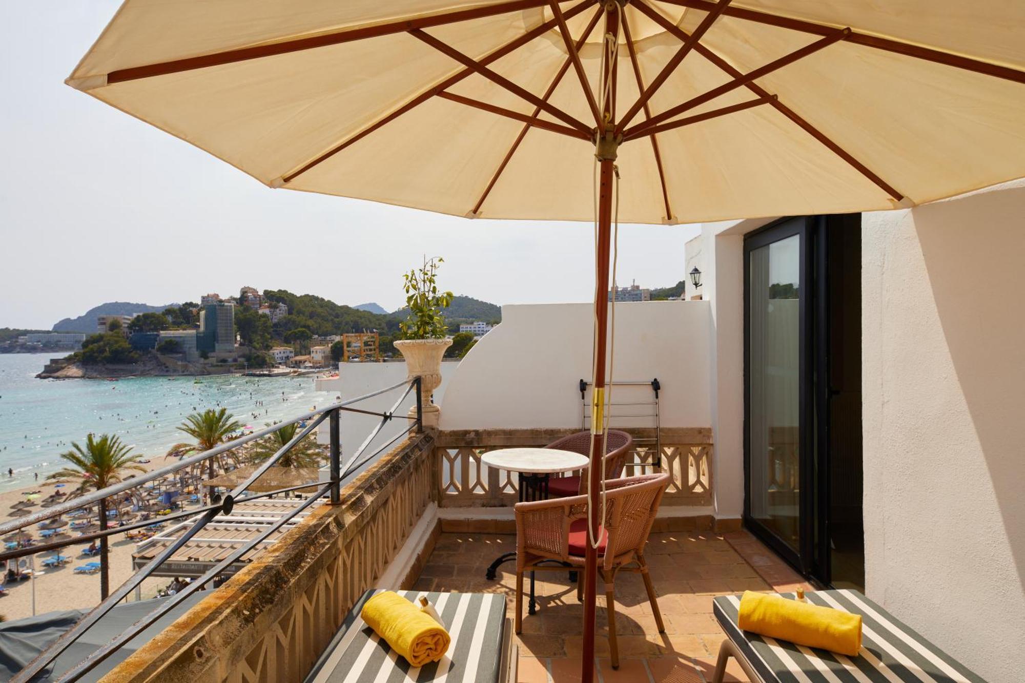 Secrets Mallorca Villamil Resort & Spa - Adults Only ปาเกรา ภายนอก รูปภาพ A balcony with a parasol