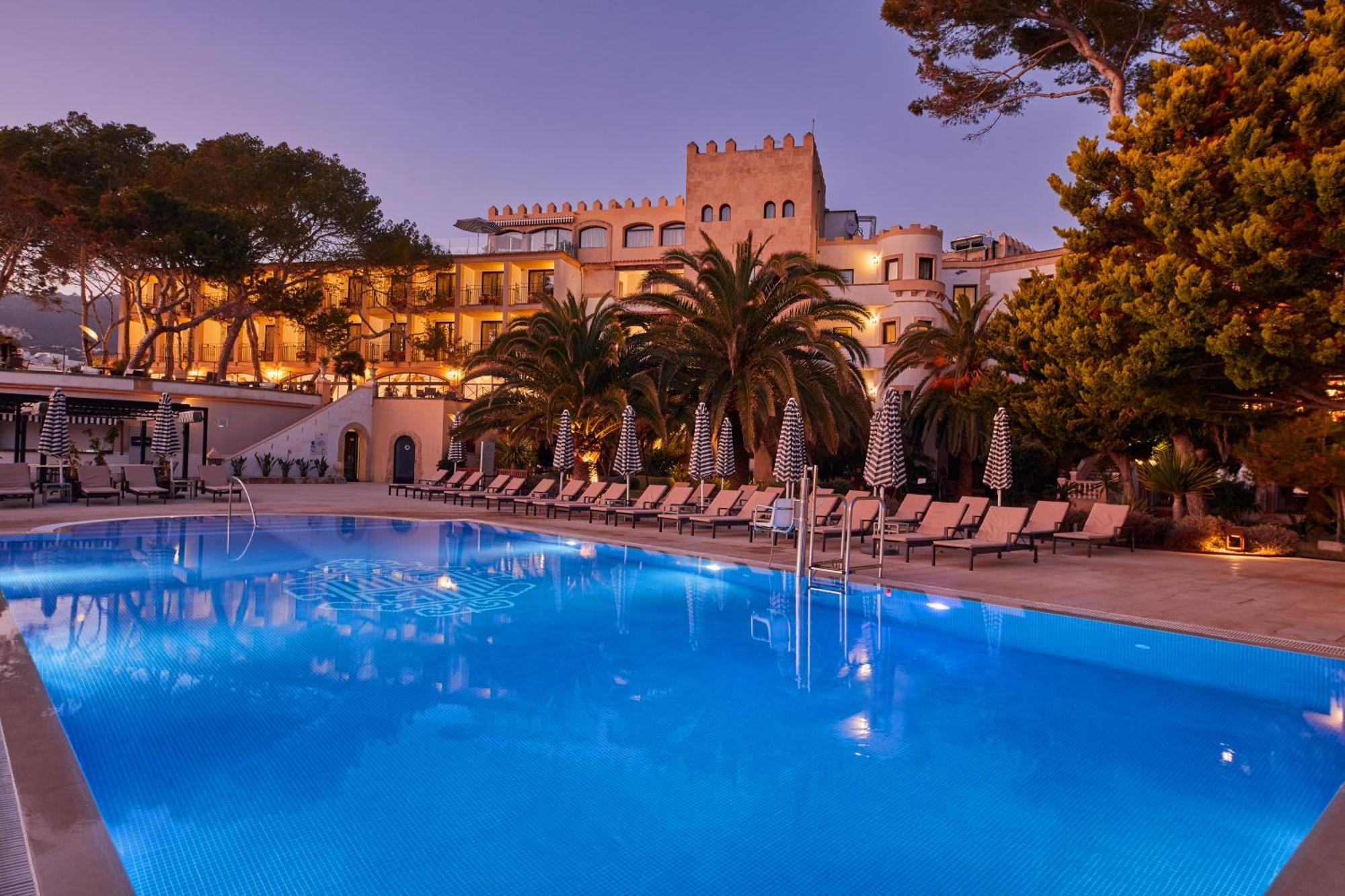 Secrets Mallorca Villamil Resort & Spa - Adults Only ปาเกรา ภายนอก รูปภาพ The hotel at night