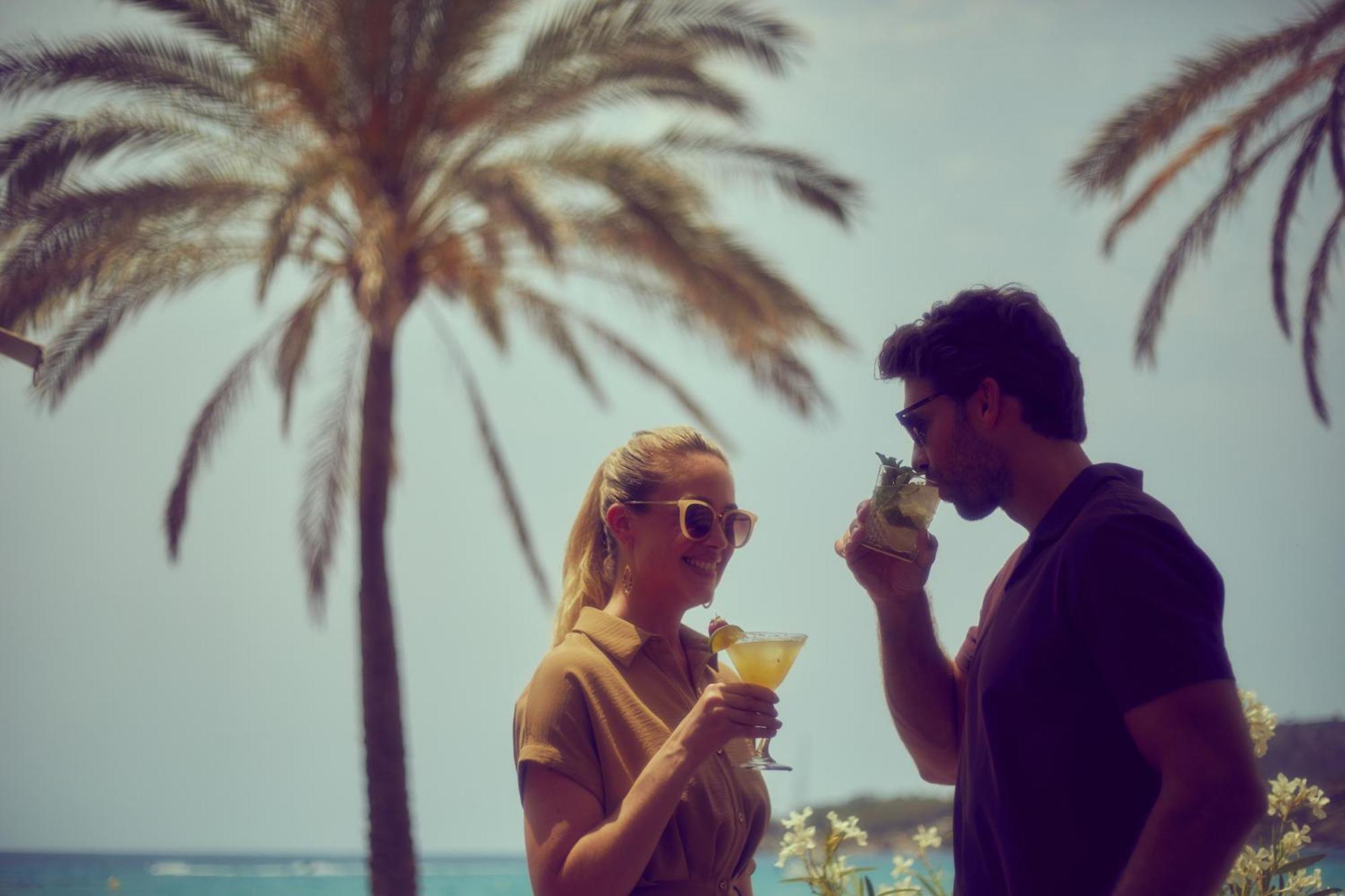 Secrets Mallorca Villamil Resort & Spa - Adults Only ปาเกรา ภายนอก รูปภาพ A couple drinking cocktails