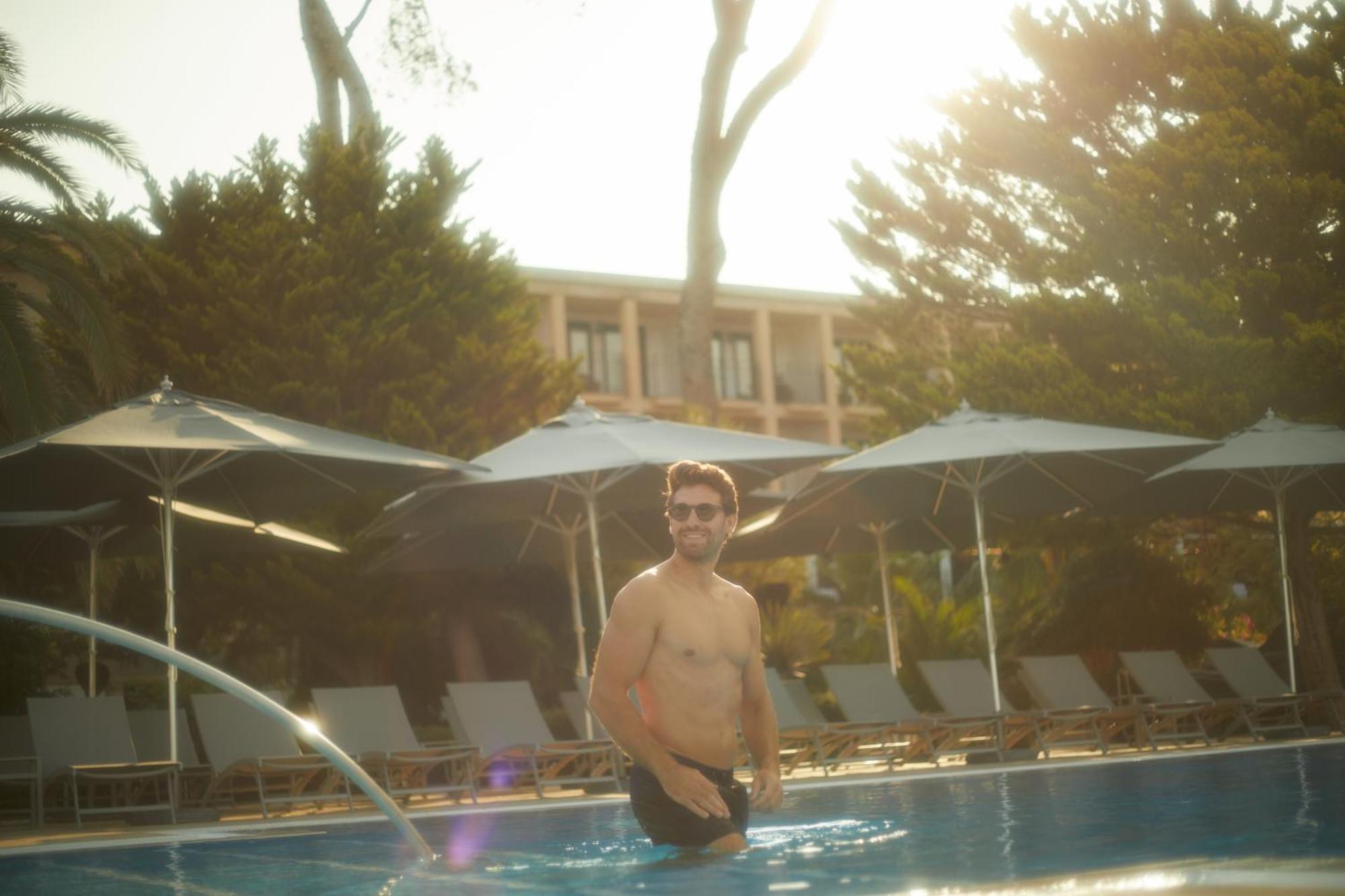 Secrets Mallorca Villamil Resort & Spa - Adults Only ปาเกรา ภายนอก รูปภาพ A man in a swimming pool