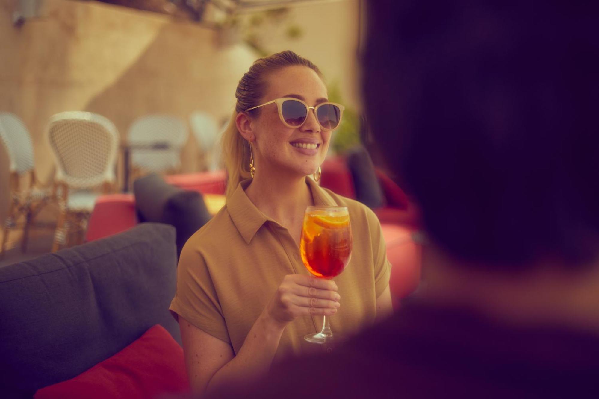Secrets Mallorca Villamil Resort & Spa - Adults Only ปาเกรา ภายนอก รูปภาพ A woman drinking an Aperol Spritz