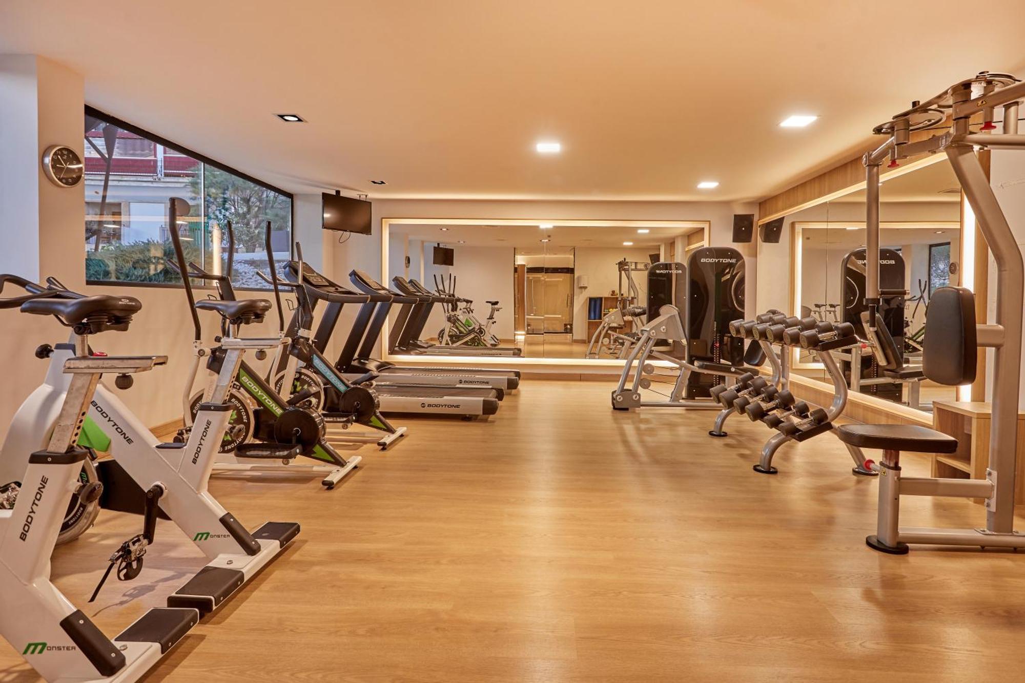 Secrets Mallorca Villamil Resort & Spa - Adults Only ปาเกรา ภายนอก รูปภาพ The gym at the hotel